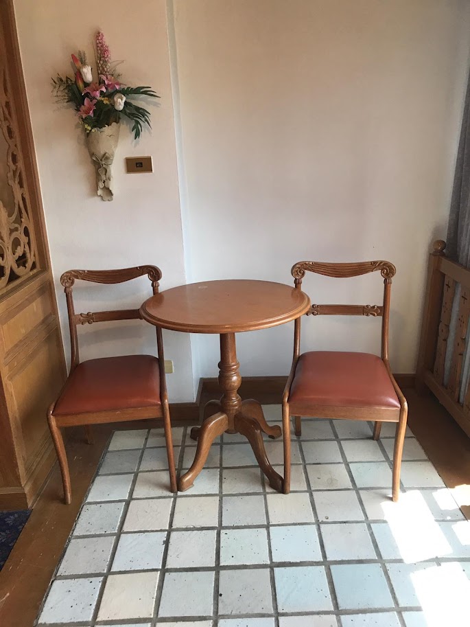 会話の場を想起させる木製テーブルと2脚の椅子