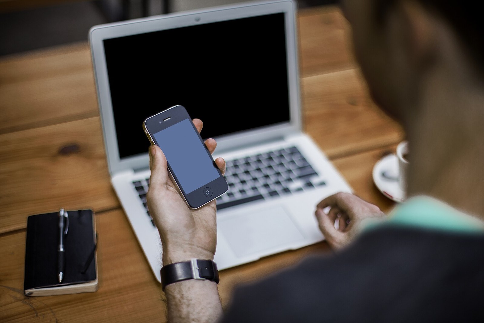 スマートフォンで候補を比較するイメージ